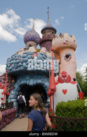 Chessy, Francia, Parchi a tema, Donna in visita a Disneyland Parigi, Fantasy Building Foto Stock