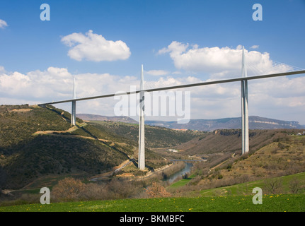 Bellissimo il viadotto di Millau sospensione ponte trasportano traffico oltre il fiume Tarn Aveyron Midi-Pirenei Francia Foto Stock