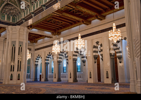 All'interno del corridoio principale di preghiera in Sultan Qaboos Grande Moschea, Muscat Oman Foto Stock