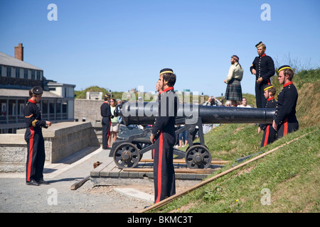 Un britannico la rievocazione di fanteria su Citadel Hill a Halifax, Nova Scotia, Canada. Il canon è sparato ogni giorno a mezzogiorno. Foto Stock