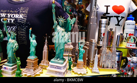 NYC negozio di souvenir nella vetrina di un negozio di New York City, Stati Uniti d'America. Foto Stock