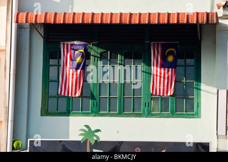 Malaysian bandiere su una bottega cinese sul Main Bazaar. Kuching, Sarawak, Borneo Malese. Foto Stock