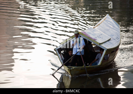 Tambang (sampan taxi d'acqua) sul Fiume Sarawak. Kuching, Sarawak, Borneo Malese. Foto Stock