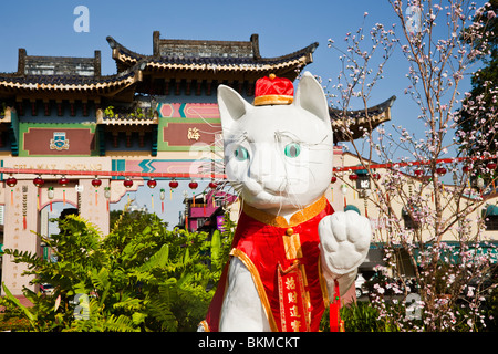 Il grande Cat di Kuching monumento decorato per il Capodanno cinese. Kuching, Sarawak, Borneo Malese. Foto Stock