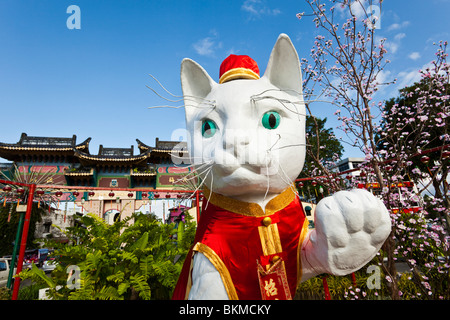 Il grande Cat di Kuching monumento decorato per il Capodanno cinese. Kuching, Sarawak, Borneo Malese. Foto Stock