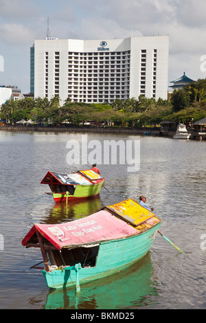 Tambangs (i taxi d'acqua) sul Sungai Sarawak (Fiume Sarawak). Kuching, Sarawak, Borneo Malese. Foto Stock
