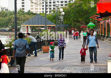 Alla gente del posto per il lungomare della città. Kuching, Sarawak, Borneo Malese. Foto Stock