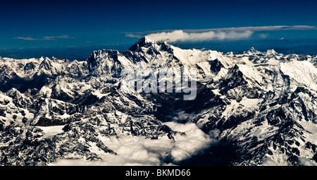 Mt. Everest e altri Himalayan raccoglie intorno ad esso. vista dall'alto. Foto Stock