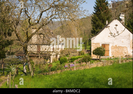 Piccoli Cottage nel piccolo borgo francese di La Severie sul fiume Viaur Aveyron Midi-Pirenei Francia Foto Stock