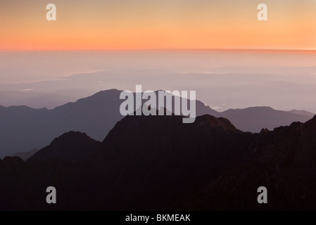 Alba vista dal basso il picco al vertice di Mt Kinabalu. Kinabalu National Park, Sabah Borneo Malese. Foto Stock