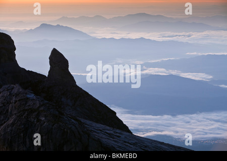 Alba vista dal basso il picco al vertice di Mt Kinabalu. Kinabalu National Park, Sabah Borneo Malese. Foto Stock