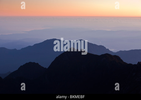 Alba vista dalla cima del Monte Kinabalu. Kinabalu National Park, Sabah Borneo Malese. Foto Stock