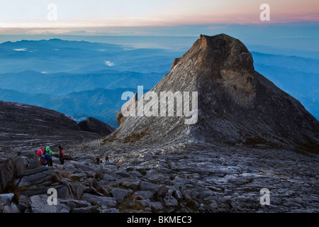 Gli alpinisti sulla faccia di Mt Kinabalu. Kinabalu National Park, Sabah Borneo Malese. Foto Stock