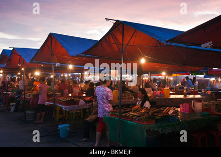 Hawker Food si spegne al mercato notturno. Kota Kinabalu, Sabah Borneo, Malaysia Foto Stock