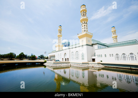 Città di Kota Kinabalu Mosque al Likas Bay. Kota Kinabalu, Sabah Borneo Malese. Foto Stock