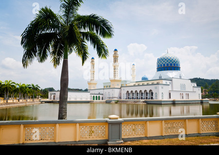 Città di Kota Kinabalu Mosque al Likas Bay. Kota Kinabalu, Sabah Borneo Malese. Foto Stock
