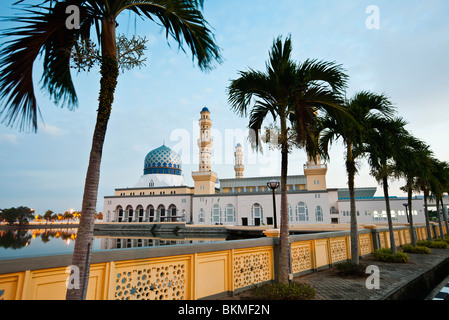 La città di Kota Kinabalu moschea all'alba. Baia di Likas, Kota Kinabalu, Sabah Borneo Malese. Foto Stock