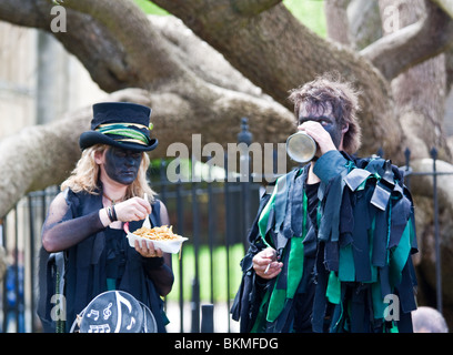 Due uomini di Morris prendendo una pausa in occasione dell'annuale Festival spazia Rochester Kent Foto Stock