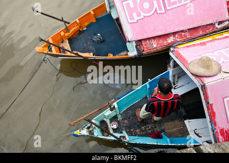 Tambang (sampan taxi d'acqua) barcaiolo sul Fiume Sarawak. Kuching, Sarawak, Borneo Malese. Foto Stock