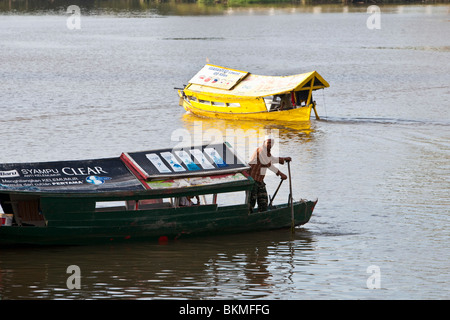 Tambangs (sampan i taxi d'acqua) sul Sungai Sarawak (Fiume Sarawak). Kuching, Sarawak, Borneo Malese. Foto Stock