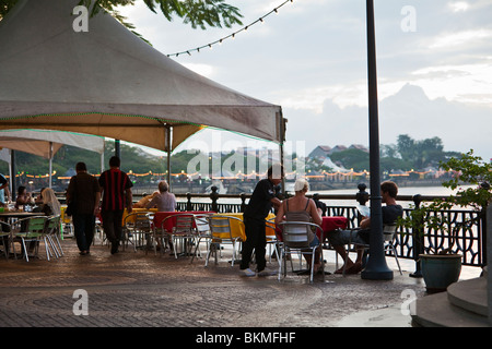 Cena sul lungomare a chioschi lungo la promenade. Kuching, Sarawak, Borneo Malese. Foto Stock