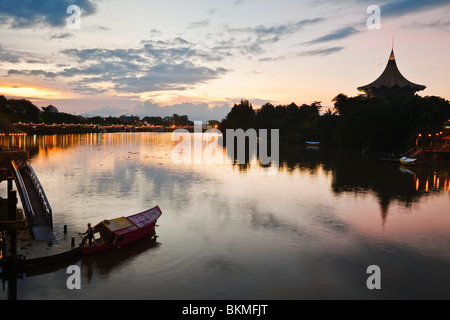 Vista del tramonto del fiume Sarawak e waterfront. Kuching, Sarawak, Borneo Malese. Foto Stock