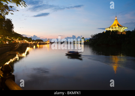 Un tambang (tradizionali taxi d'acqua) le crociere fino al Fiume Sarawak al crepuscolo. Kuching, Sarawak, Borneo Malese. Foto Stock