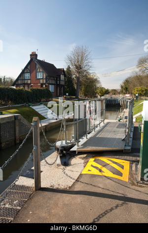 Bray Lock e Weir sul Fiume Tamigi, Berkshire, Regno Unito Foto Stock