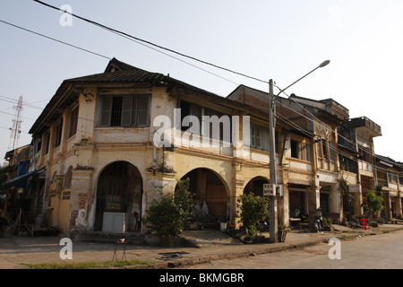 Rovinato era coloniale edificio in Kampot, Cambogia Foto Stock