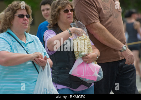 Giorni di Pioneer High Springs Florida donne passeggiando lungo mangiare popcorn Foto Stock