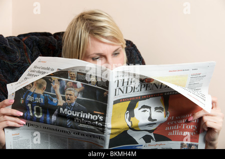 La donna la lettura della nuova edizione (maggio 2010) del giornale indipendente Foto Stock