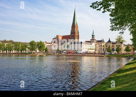 Pfaffenteich con il Duomo, Schwerin, Mecklenburg Vorpommern, Germania Foto Stock