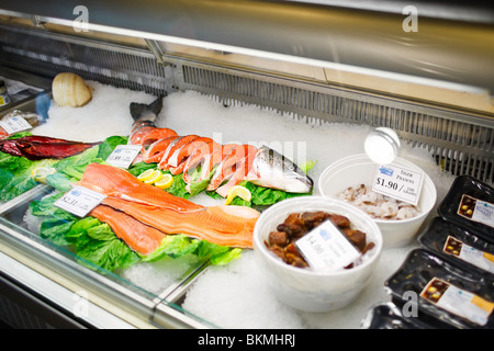 Pesce fresco su ghiaccio a un mercato di frutti di mare. Foto Stock