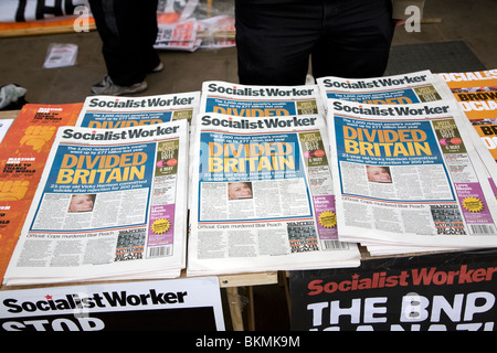 Giorno di maggio marzo e rally a Trafalgar Square, il 1 maggio 2010 lavoratore socialista quotidiani su SWP stand Foto Stock