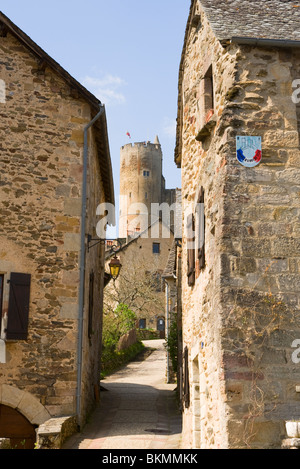 Vicolo guardando verso lo storico castello Najac con vecchi edifici in pietra Aveyron Midi-Pirenei Francia Foto Stock