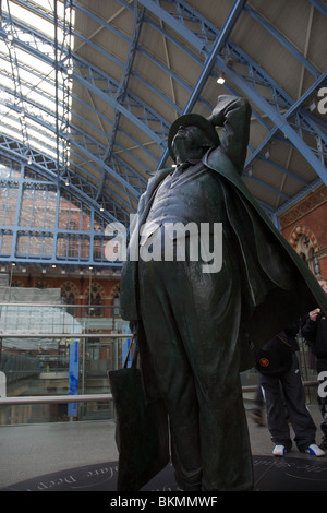 Statua di John Betjeman alla Stazione di St Pancras London, la stazione egli salva dal menu a discesa Foto Stock