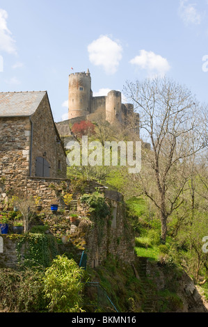 Il Castello su una collina conica con parte del borgo inferiore in La Bastide città di Najac Aveyron Midi-Pirenei Francia Foto Stock