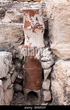 Tubature esposte entro le rovine di KOURION A EPISKOPI sull'isola di Cipro. Foto Stock