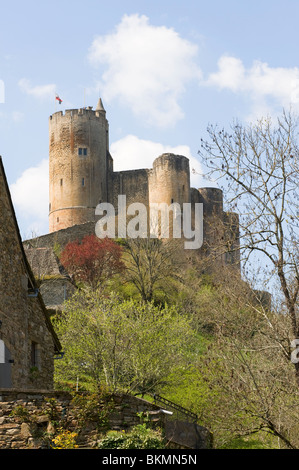 Il Castello su una collina conica con parte del borgo inferiore in La Bastide città di Najac Aveyron Midi-Pirenei Francia Foto Stock