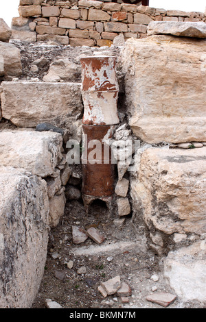 Tubature esposte entro le rovine di KOURION A EPISKOPI sull'isola di Cipro. Foto Stock