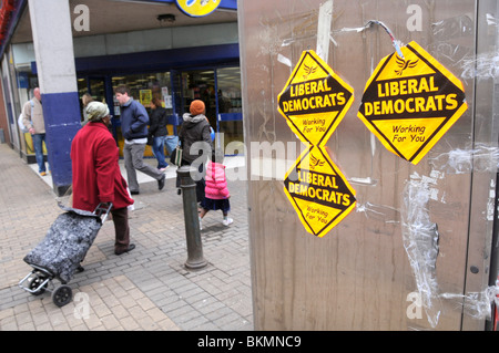 Regno Unito londra zona di abbaiare di LIB-DEM volantini dove FRONT NATIONAL LEADER NICK di grifoni è il candidato Foto Stock