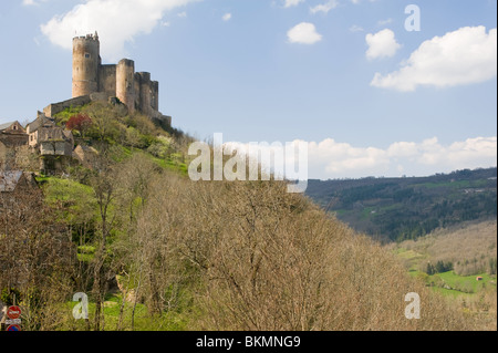 Il Castello su una collina conica con parte del borgo inferiore in La Bastide città di Najac Aveyron Midi-Pirenei Francia Foto Stock