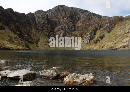 Il lago di Llyn Cau accoccolato sotto la grande scogliera di Craig Cau sulla montagna di Cadair Idris in Snowdonia, il Galles del Nord Foto Stock