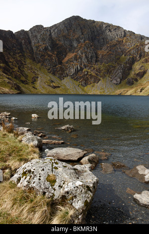 Il lago di Llyn Cau accoccolato sotto la grande scogliera di Craig Cau sulla montagna di Cadair Idris in Snowdonia, il Galles del Nord Foto Stock