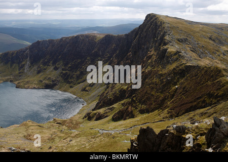 Il lago di Llyn Cau accoccolato sotto la grande scogliera di Craig Cau sulla montagna di Cadair Idris in Snowdonia, il Galles del Nord Foto Stock