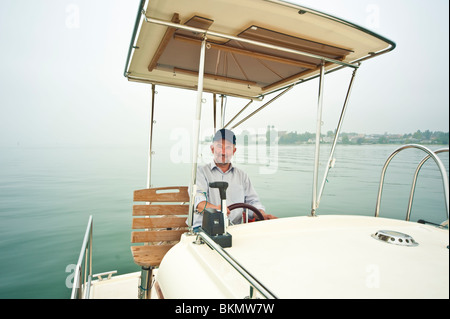 Skipper e timoniere di pilotare un Haber 33 Reporter nella nebbia al Lago di Costanza Foto Stock