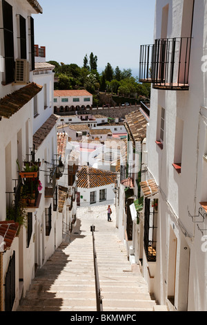 Calle típica en el pueblo blanco de Mijas Costa del Sol, Málaga, Andalucía, España tipica strada villaggio bianco andalusia spagna Foto Stock