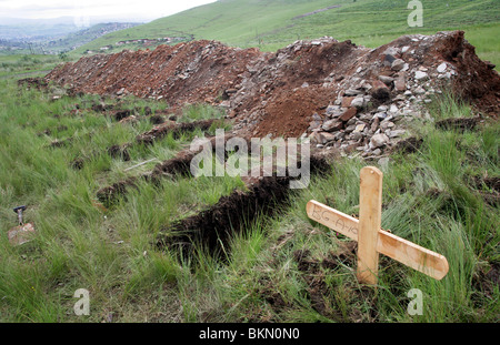 Graves su un cimitero vicino a Pietermaritzburg, Sud Africa. Molti giovani persone hanno superato a causa di HIV e AIDS Foto Stock