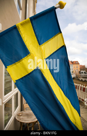La bandiera svedese pende al di fuori di un negozio a Stralsund, Germania. Foto Stock
