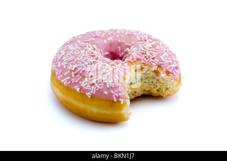 Fragola ciambella conun bite prelevato isolato su bianco Foto Stock